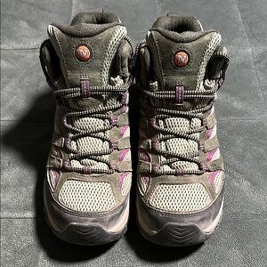 Merrell women’s hiking boots
Size 9.5